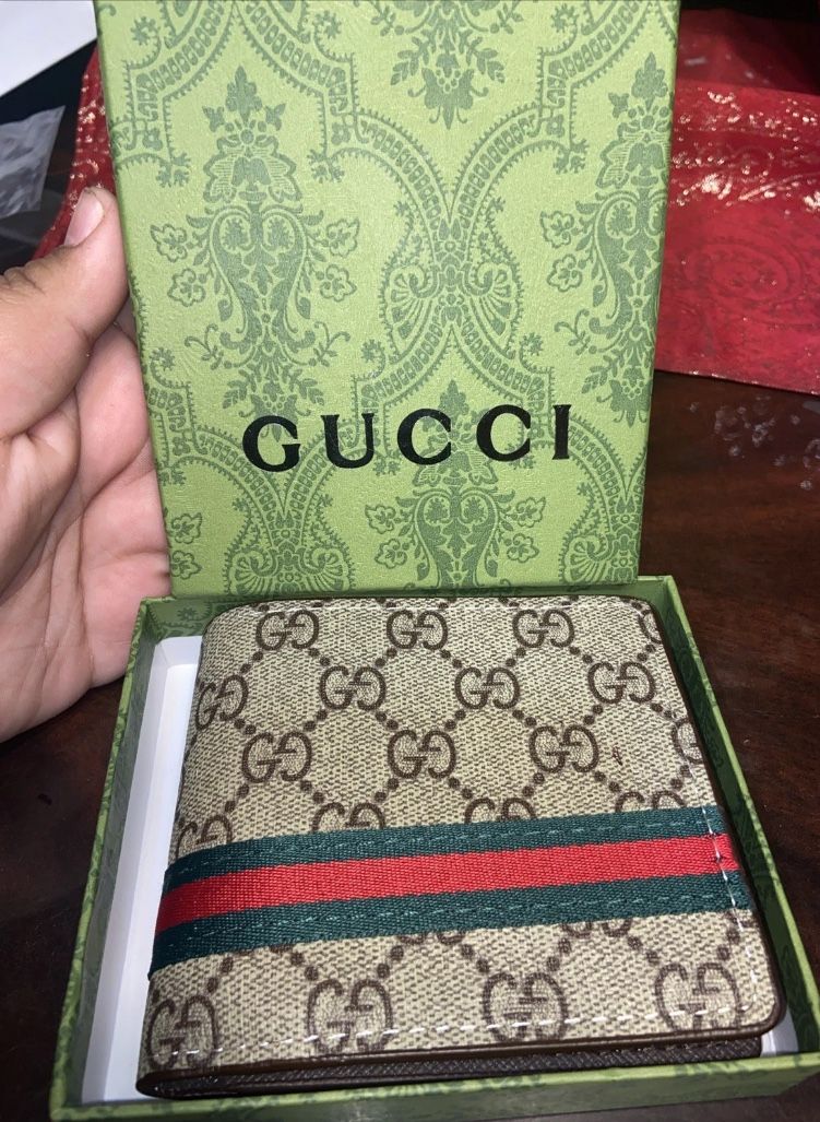 GUCCI Luxury Wallet Edition: Iconic Style, Refined Craftsmanship.