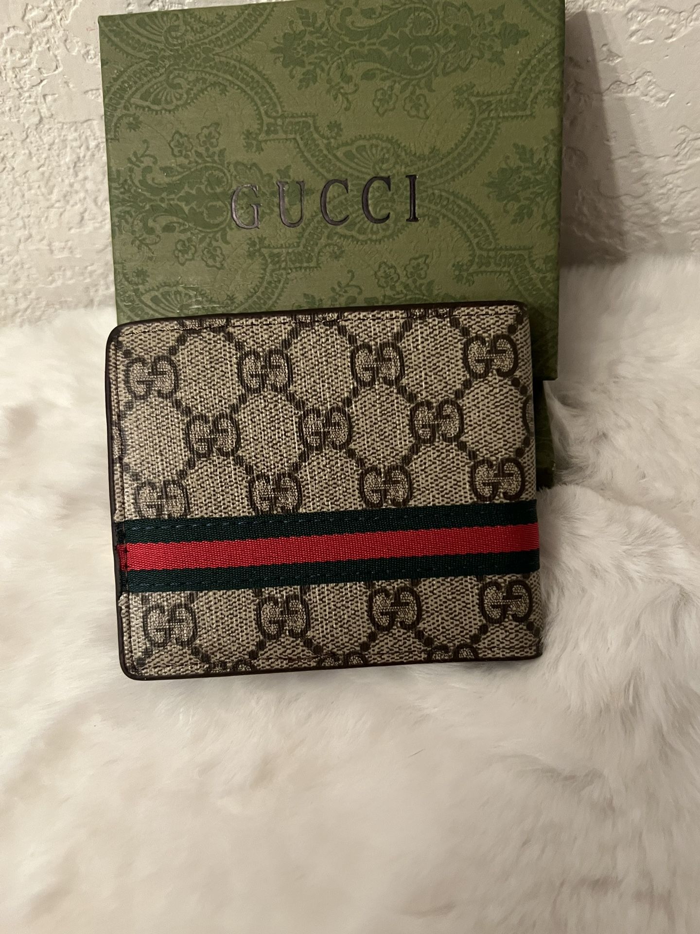 GUCCI Luxury Wallet Edition: Iconic Style, Refined Craftsmanship.